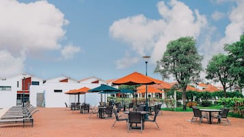 Una piscina al aire libre