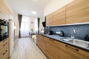 Kjøleskap, mikrobølgeovn, ovn og kokeplater