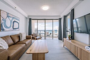 2 Bedroom 2 Bath Ocean View Apartment | Área de estar | TV de tela plana