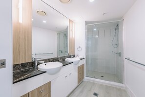 2 Bedroom 2 Bath Ocean View Apartment | Bagno | Combinazione doccia/vasca, asciugacapelli, asciugamani, sapone