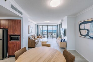 2 Bedroom 2 Bath Ocean View Apartment | Sala de estar | TV de tela plana