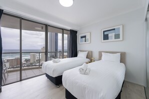 2 Bedroom 2 Bath Ocean View Apartment | 2 bedrooms, cots/infant beds, rollaway beds, free WiFi - Resort Style Chevron Apartments (Surfers Paradise)