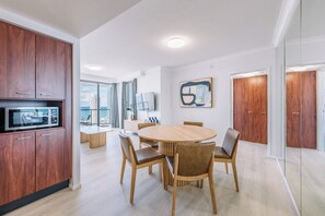 2 Bedroom 2 Bath Ocean View Apartment | Dining room - Resort Style Chevron Apartments (Surfers Paradise)