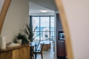 2 Bedroom 2 Bath Ocean View Apartment | Woonruimte | Een flatscreentelevisie