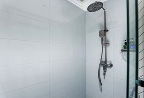 Superior Single Room, City View | Bathroom | Free toiletries, hair dryer, slippers, towels