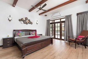 4 bedrooms, iron/ironing board, WiFi, bed sheets
