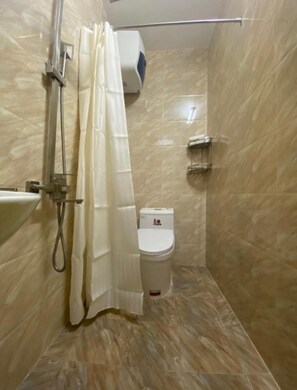 Chambre Double Classique, vue cour intérieure | Salle de bain