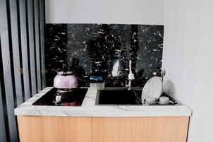 Deluxe Room, 1 Double Bed | Private kitchen