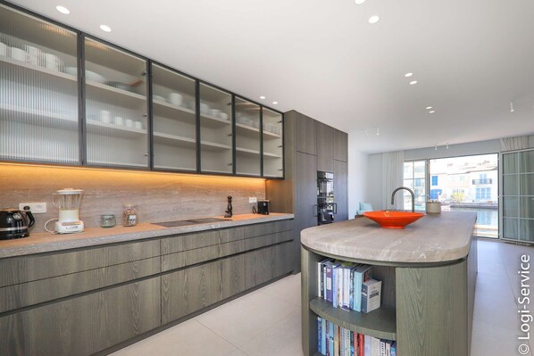 雪櫃、微波爐、焗爐、洗碗機