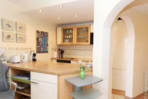 Een koelkast, een microgolfoven, een oven, een vaatwasser