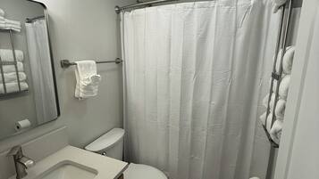 Hiustenkuivaaja, pyyhkeet, saippua, vessapaperi