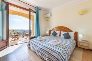 1 dormitorio, tabla de planchar con plancha, wifi y ropa de cama