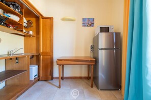 Réfrigérateur, micro-ondes, plaque de cuisson, cafetière/bouilloire