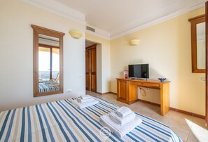 1 habitación, tabla de planchar con plancha, cuna de viaje y wifi