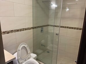 Een douche, een haardroger, handdoeken, zeep