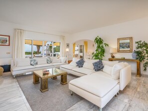 Tv, pejs, stereoanlæg