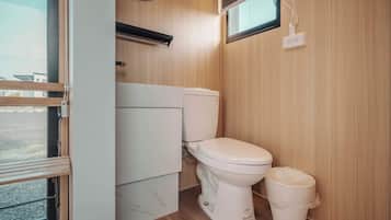 Een douche, een haardroger, handdoeken