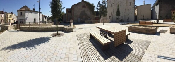 Outdoor dining - Duplex apartment in charming neighborhood close to downtown and all amenities, pets allowed (Clisson)