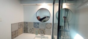 Douche, sèche-cheveux, serviettes fournies, papier toilette