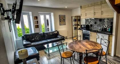 Duplex apartment in charming neighborhood close to downtown and all amenities, pets allowed