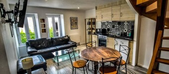 Duplex apartment in charming neighborhood close to downtown and all amenities, pets allowed