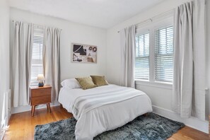 4 habitaciones, tabla de planchar con plancha, wifi y ropa de cama