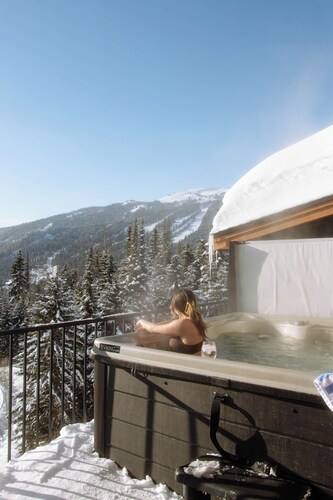 Sunny Slops Retreat- Ski in out with panorama view