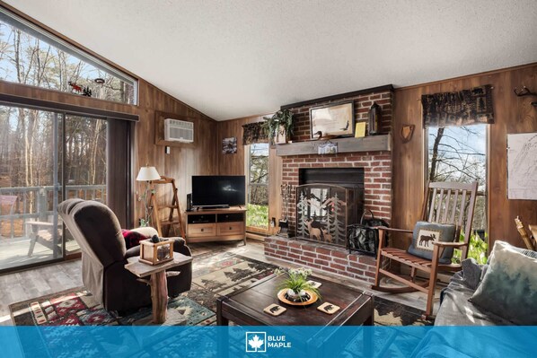 TV, fireplace - Zen Vibe w/Hot Tub, Fireplace, Grill, Deck & More (Hedgesville)