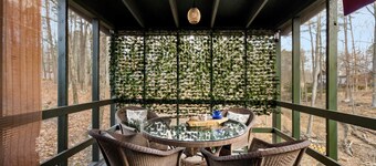 Zen Vibe w Fireplace, Grill, Deck & Screened Porch