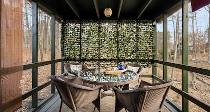 Zen Vibe w Fireplace, Grill, Deck & Screened Porch