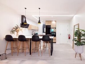 Kühlschrank, Mikrowelle, Ofen, Wasserkocher mit Kaffee-/Teezubehör