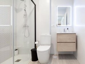 Een douche, een haardroger, handdoeken