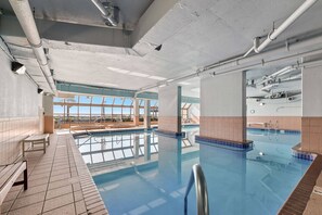 Una piscina techada, una piscina climatizada