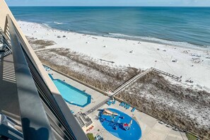 على الشاطئ، ركوب الأمواج باستخدام الألواح الشراعية، ركوب قوارب الكاياك