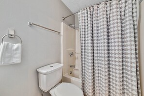 Ducha, toallas y champú