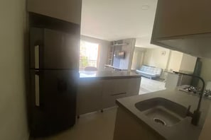 Kühlschrank, Mikrowelle, Ofen, Herdplatte