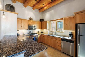 Refrigerador, microondas, placa de cocina, lavavajillas