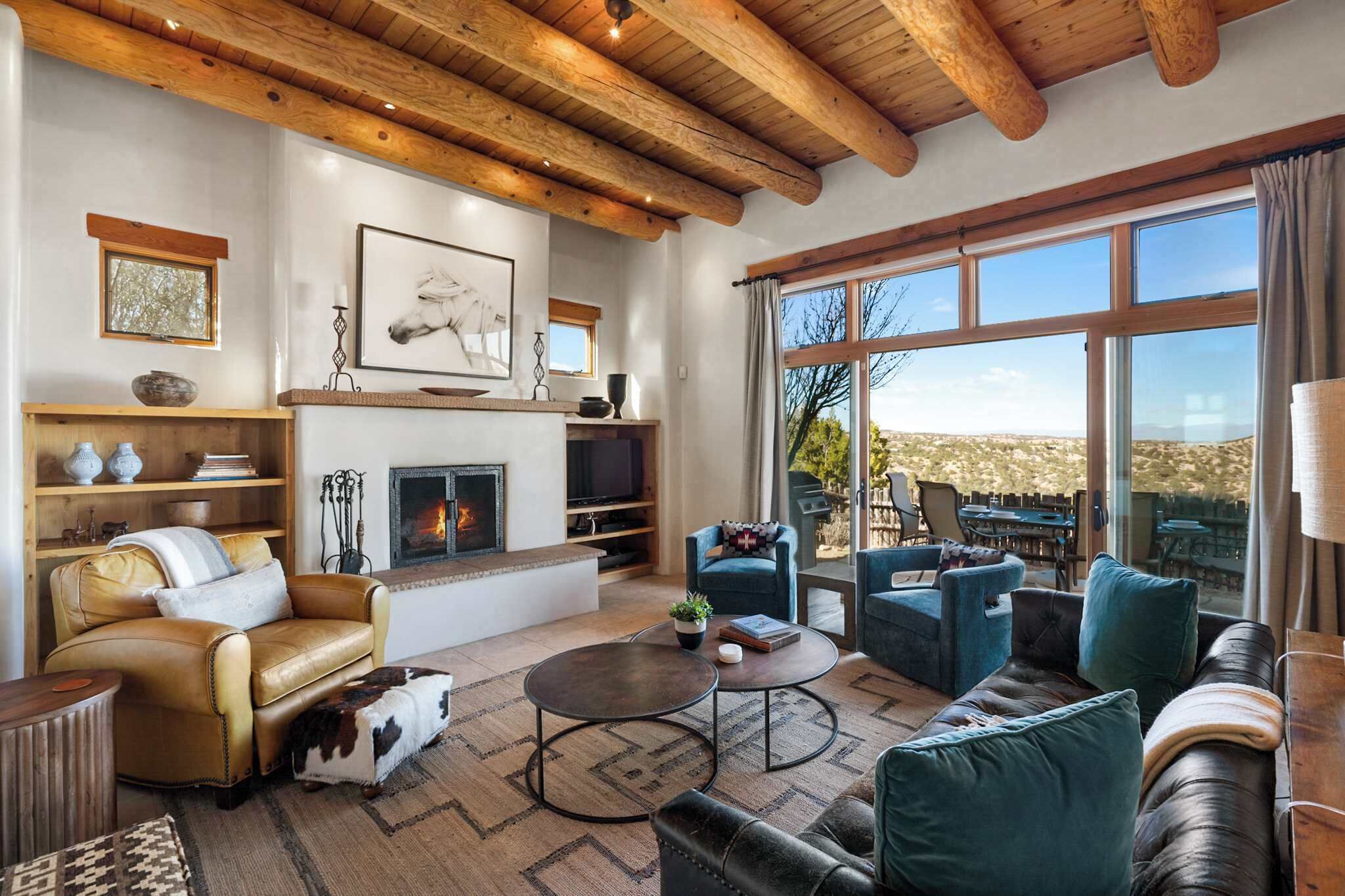 Smart-TV, Kamin, Arbeitsbereiche