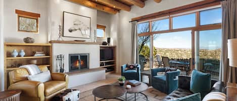 Smart TV, chimenea y oficina