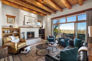 Smart TV, chimenea, oficina