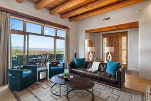 Smart-TV, Kamin, Arbeitsbereiche