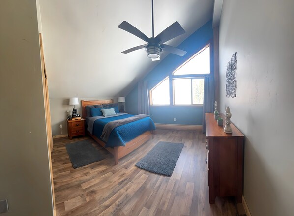 2 chambres, fer et planche à repasser, lit de bébé portatif