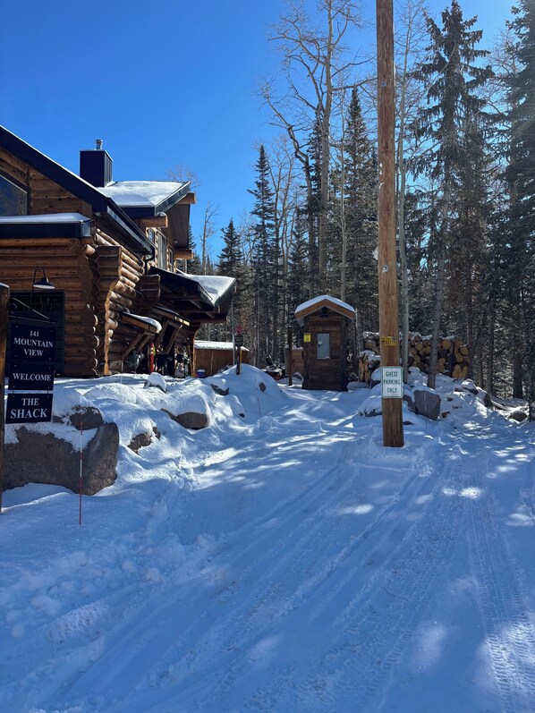 Property grounds - Custom Newly Discounted Condo. Minutes From Ski Slopes, Restaurant & Shopping. (Brian Head)