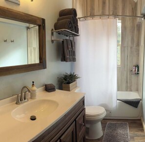 Hair dryer, towels, soap, shampoo - Custom Newly Discounted Condo. Minutes From Ski Slopes, Restaurant & Shopping. (Brian Head)