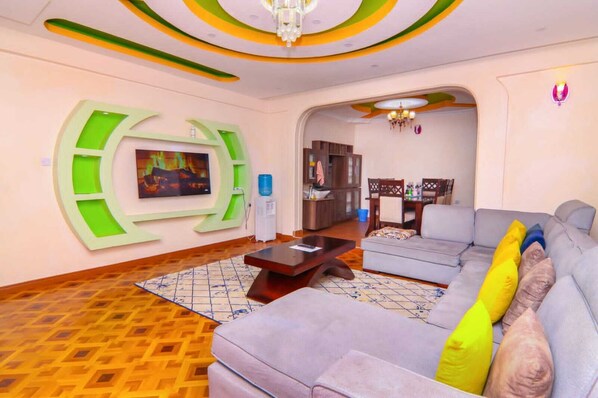 Smart TV - Spacious 4bedroom apartment in Naivasha: WiFi,Own Compound and close to the Lake (Naivasha)