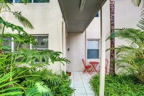 Outdoor dining - Charming 2-Bedroom Holiday Retreat with Pool (Victor Harbor)