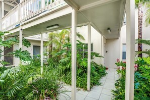 Property grounds - Charming 2-Bedroom Holiday Retreat with Pool (Victor Harbor)