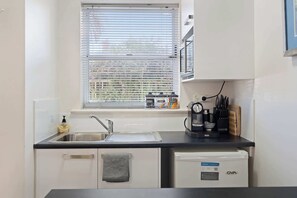 Een koelkast, een magnetron, een koffiezetapparaat/waterkoker