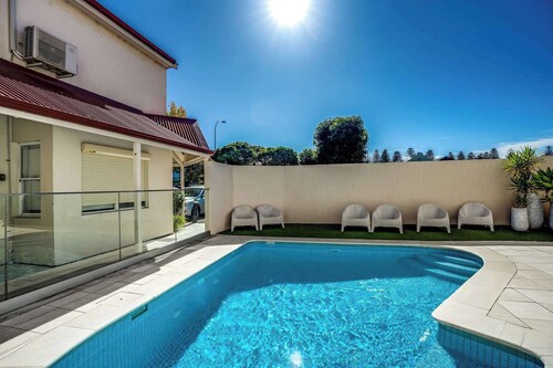 Charming 2-Bedroom Holiday Retreat with Pool