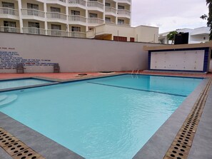 Una piscina al aire libre